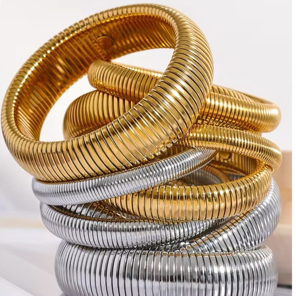 ◾️18K Gold Plated Flexible Ribbed Designed Bracelet - Picture 16 of 16